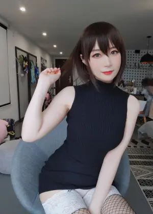 白银81  –  黑色包臀裙 [35P2V-305MB]