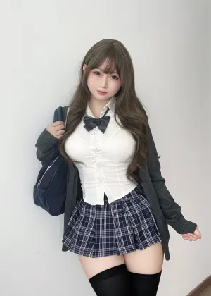 依酱 – 学姐的日常 [35P3V-993MB]