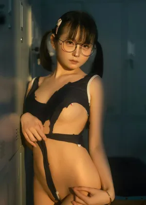 幼水铃衣 – 午间更衣室 [75P-227MB]